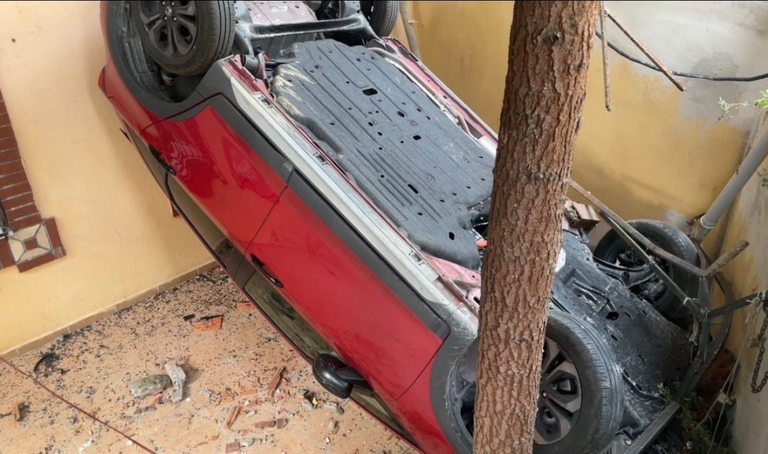 İstanbul’un Ataşehir ilçesinde sürücüsünün fren yerine gaza basması sonucu kontrolden