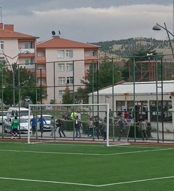 Futbol oyuncusunun bıçakla taraftarın üzerine yürüdüğü iddiası Eskişehir’in Sivrihisar ilçesinde Sivrihisarspor ile Artıspor arasında oynanan maçta iddialara