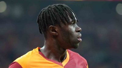 Galatasaray’ın Fildişi Sahilli futbolcusu Wilfried Singo, Beşiktaş derbisinde sakatlandı ve