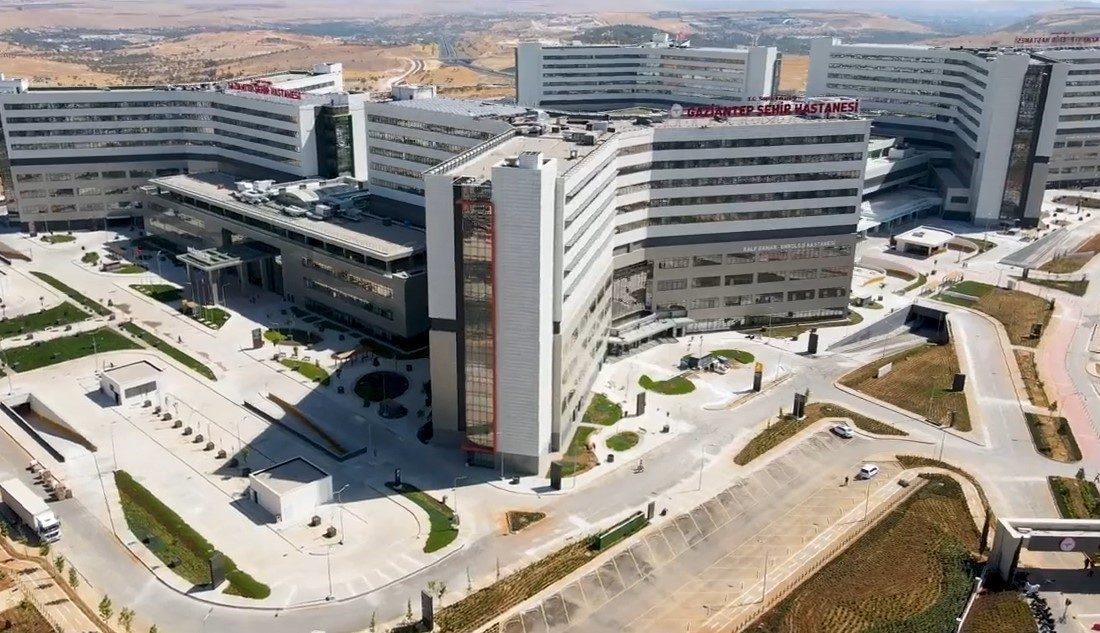 Gaziantep Şehir Hastanesi’nin, 2’inci yıl dönümü pasta kesimiyle kutlandı. Geride