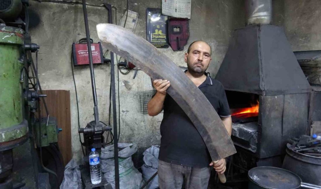 Gaziantep’te bıçak ustasının yaptığı dev et satırı, 60 bin TL’ye