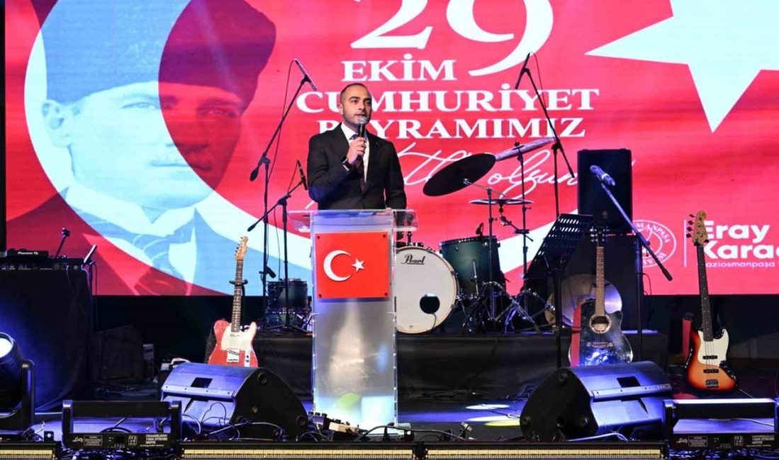 Gaziosmanpaşa’da, yüzlerce vatandaş 29 Ekim Cumhuriyet Bayramı’nı düzenlenen fener alayı