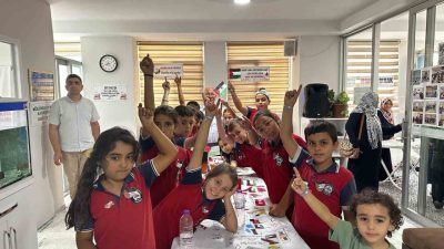 Antalya’nın Gazipaşa ilçesinde öğrenciler, Gazze’de hayatını kaybeden çocuklar için resimler