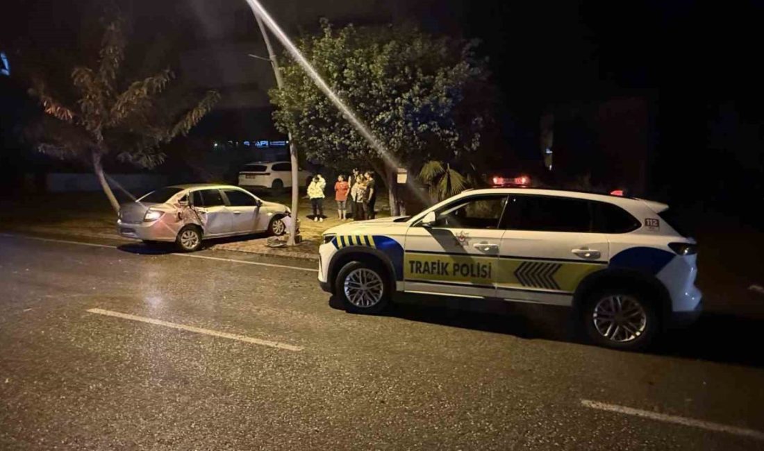 Antalya’nın Gazipaşa ilçesinde yoldan çıkıp kaldırım üzerindeki ağaçlara çarpan otomobilin