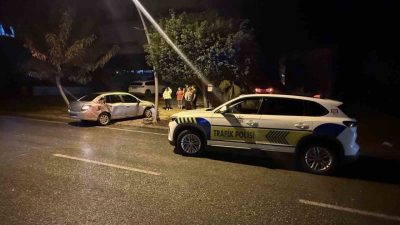 Antalya’nın Gazipaşa ilçesinde yoldan çıkıp kaldırım üzerindeki ağaçlara çarpan otomobilin