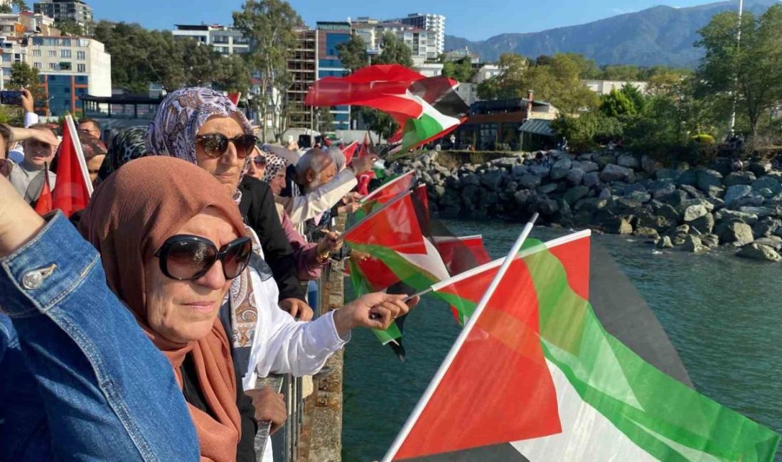 Artvin’in Arhavi ilçesinde Filistin’e destek amacıyla, Türk ve Filistin bayraklarıyla