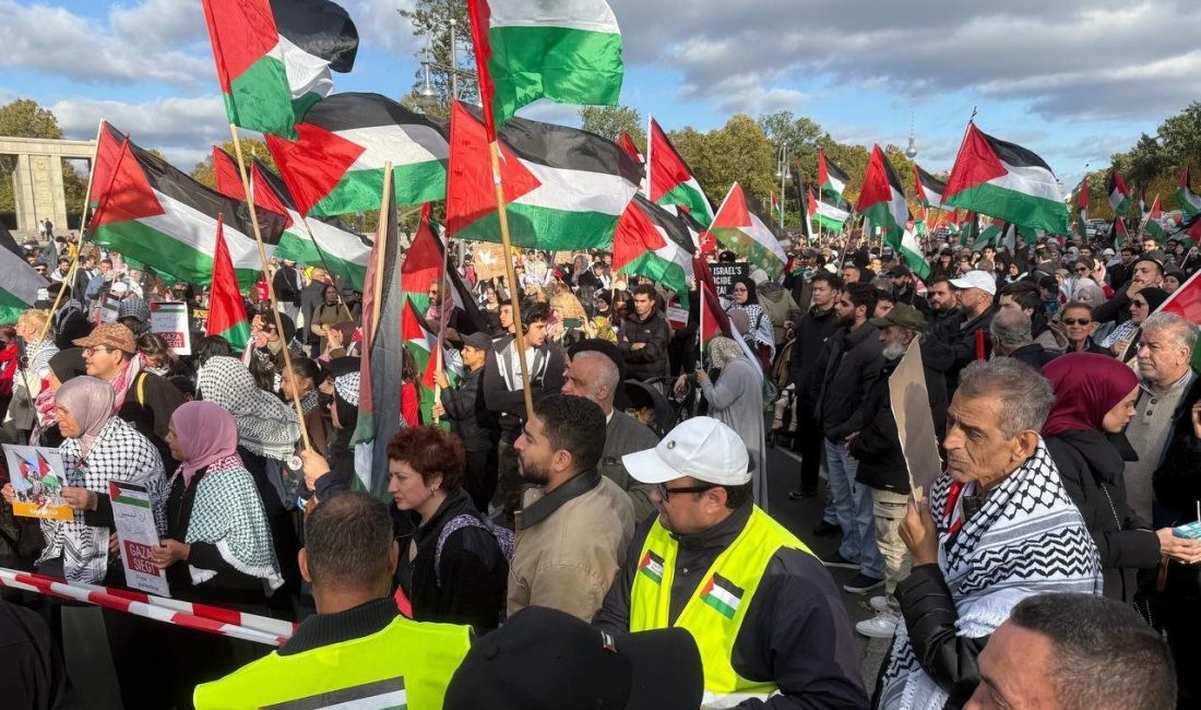 Almanya’nın başkenti Berlin’de yaklaşık 16 bin kişi ‘Gazze için Birlik’
