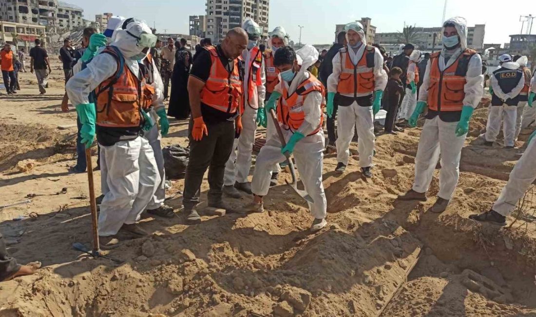 Gazze Şeridi’nde İsrail saldırıları nedeniyle toplu şekilde defnedilen 42 kişinin