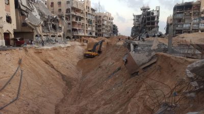 İsrail saldırılarında yerle bir olan Gazze Şeridi’nde yıkıntılar arasında kaybolan