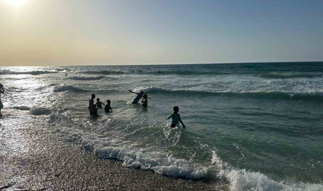 İsrail’in engellemelerine rağmen Gazzeli çocukların, insani yardım getirecek aktivistleri sahilde