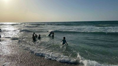 İsrail’in engellemelerine rağmen Gazzeli çocukların, insani yardım getirecek aktivistleri sahilde