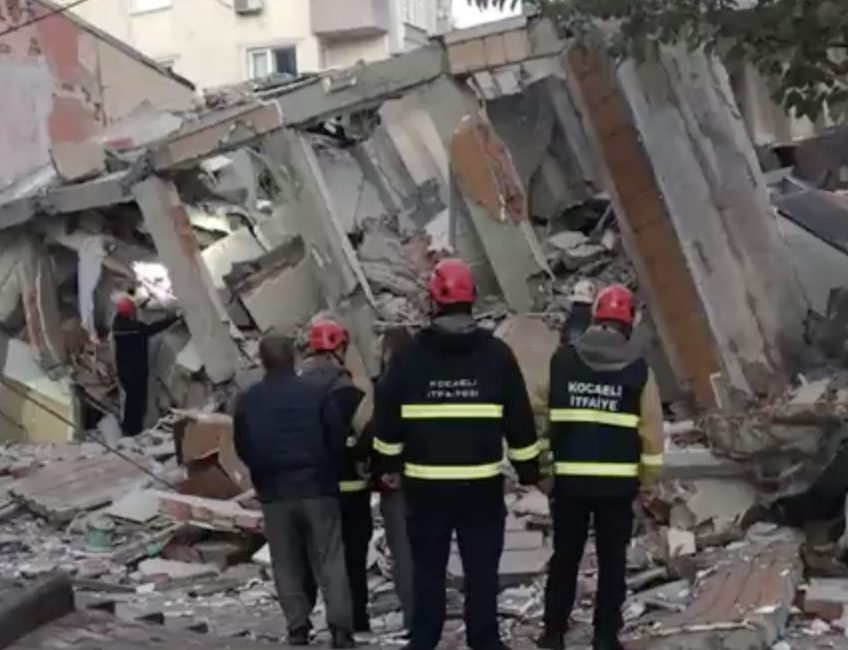 Kocaeli’nin Gebze ilçesinde 6 katlı bina çöktü. Olay yerine çok