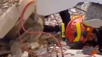 Kocaeli’nin Gebze ilçesinde çöken binanın enkazında yürütülen arama kurtarma çalışmalarında