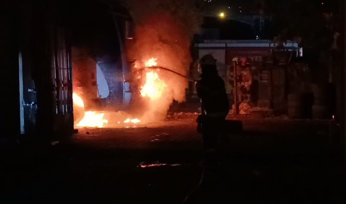 Kahramanmaraş’ta park halindeki bir otobüs alev alev yanarak kullanılamaz hale