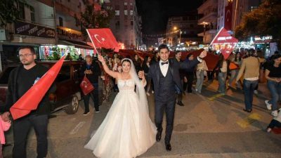 Antalya’nın Demre ilçesinde gece fener alayına katılan gelinle damat, ardından