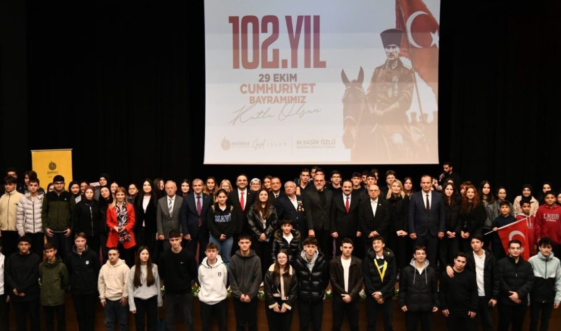 Başiskele’de düzenlenen söyleşide gençler, Cumhuriyet’in kuruluş öyküsünü tarihçi-yazar Koray Şerbetçi’den