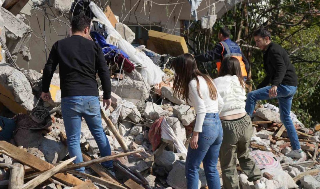 Kırıkkale’de düzenlenen deprem tatbikatında enkaz altında kalan kadının yakınlarını canlandıran