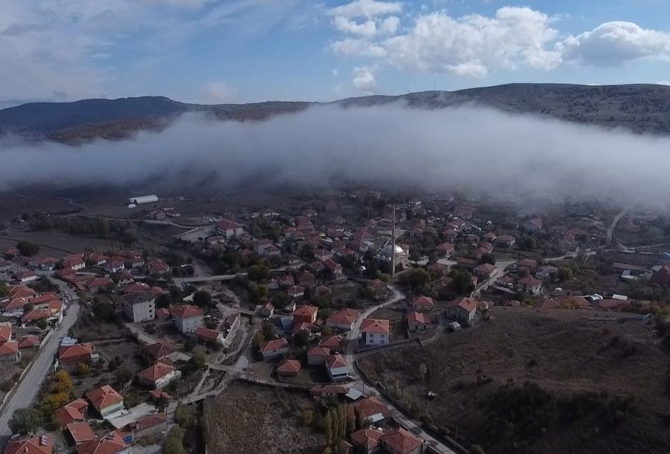 Yozgat’ın Çekerek ilçesine bağlı Beyyurdu Köyü’nde etkili olan yoğun sis,