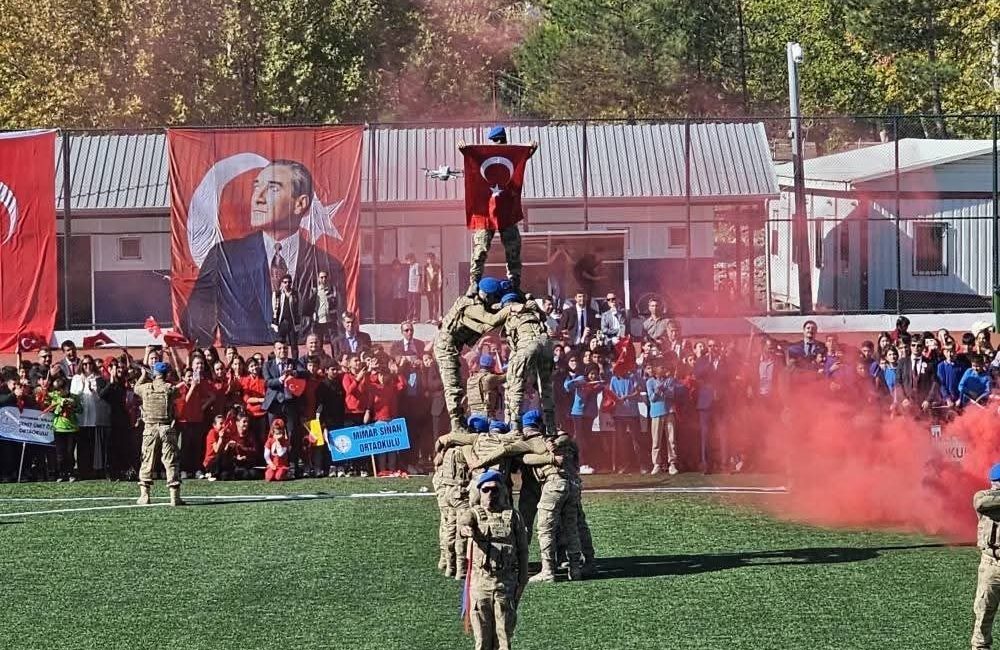 Adıyaman’ın Gölbaşı ilçesinde 29 Ekim Cumhuriyet Bayramı, Atatürk anıtına çelenk