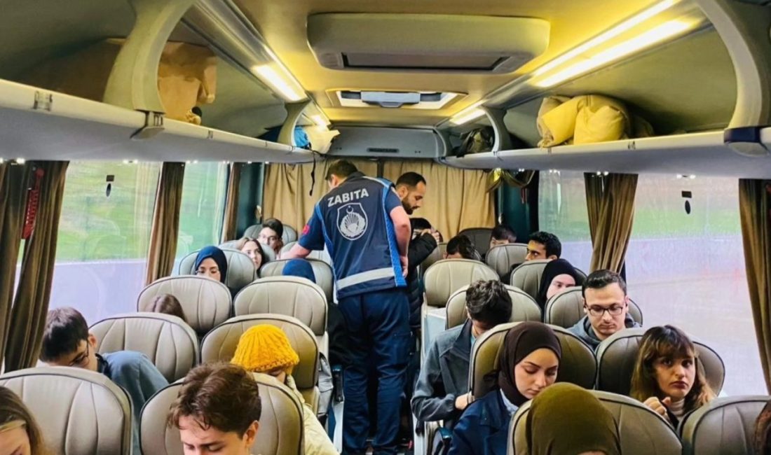 Gölcük’ten Düzce’ye ücretsiz üniversite servisi başlıyor Gölcük Belediyesi, ilçede ikamet eden üniversite öğrencilerine yönelik ücretsiz ulaşım