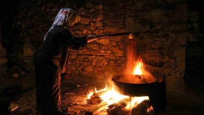 Manisa’nın Gördes ilçesine bağlı Güneşli Mahallesinde, kahvaltılarda sofraları süsleyen pekmez