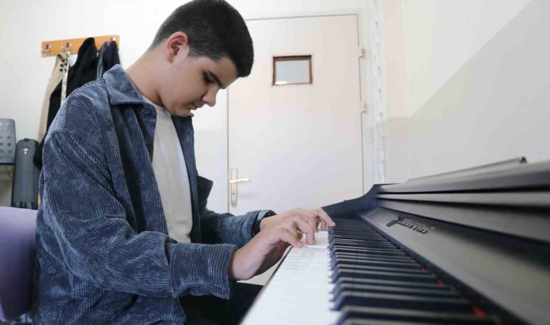 Doğuştan gelen nadir bir göz hastalığıyla görme engelli olan 13