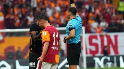 Göztepe’nin Kamerunlu futbolcusu Malcom Bokele, Galatasaray maçının 42. dakikasında gördüğü