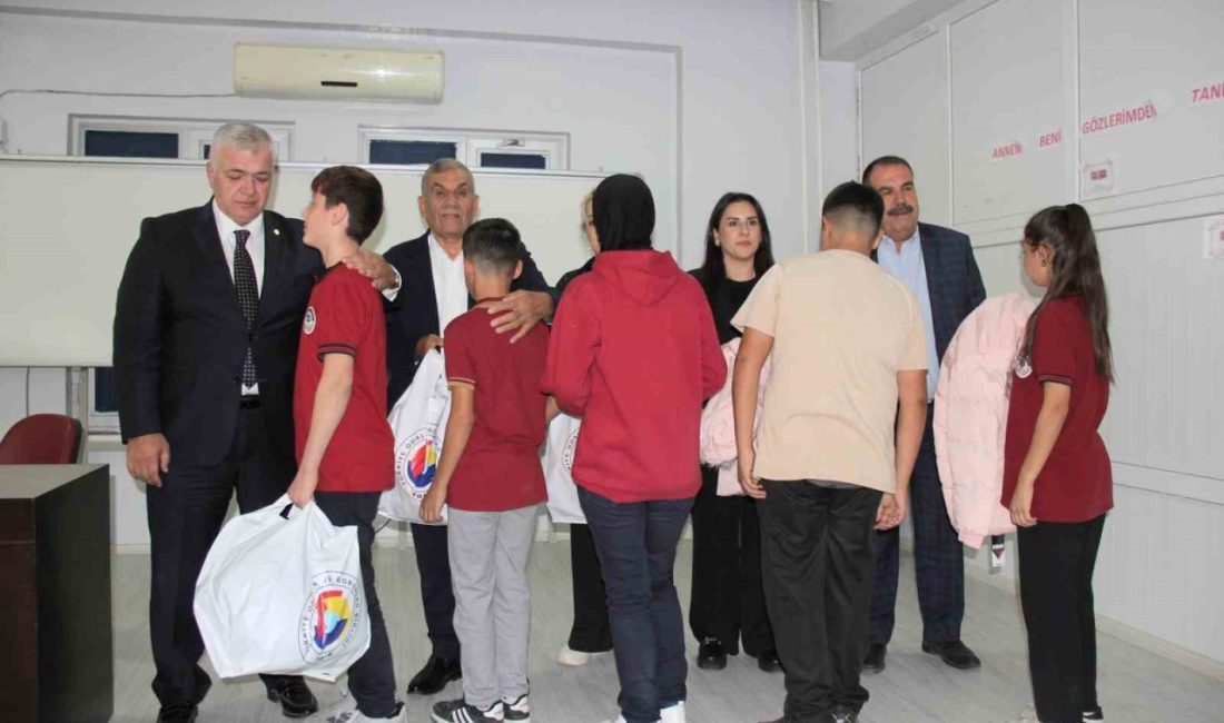 GTB ve TOBB iş birliğiyle 14 okulda öğrencilere kışlık kaban desteği Gaziantep Ticaret Borsası (GTB) tarafından Türkiye Odalar ve Borsalar Birliği’nin