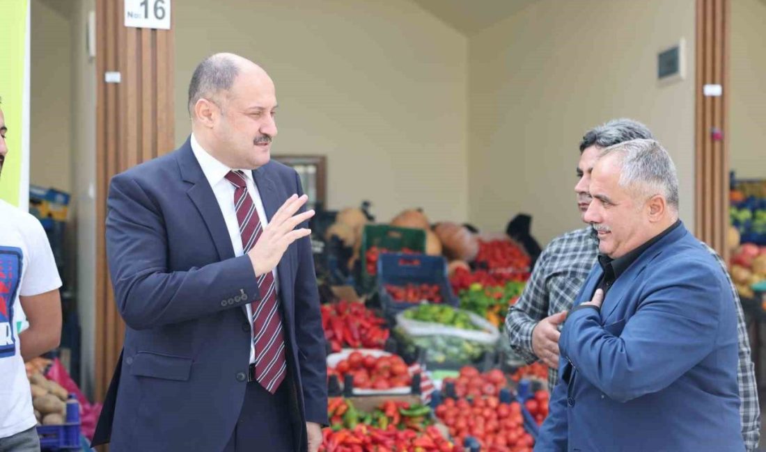 Gülpınar yenilenen pazarda esnafla bir araya geldi Şanlıurfa Büyükşehir Belediye Başkanı Mehmet Kasım Gülpınar, modern, hijyenik ve