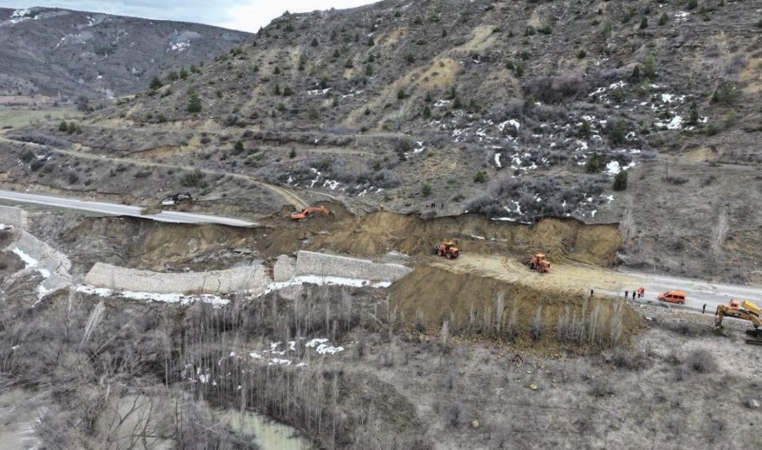 Gümüşhane-Erzincan karayolunda geçen bahar ayında meydana gelen ve yolun çökmesine