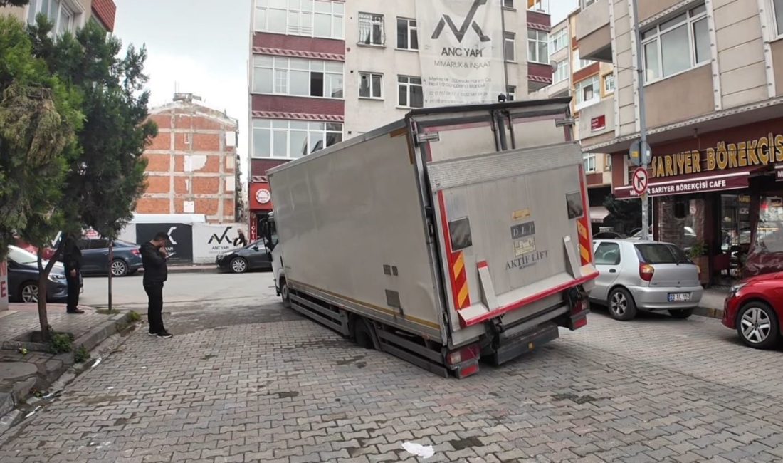 İstanbul’un Güngören ilçesinde markete ürün getiren bir kamyonet, yolun çökmesiyle