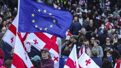 Yerel seçimlerin gerçekleştirildiği Gürcistan’da hükümet karşıtı on binlerce protestocu sokakları