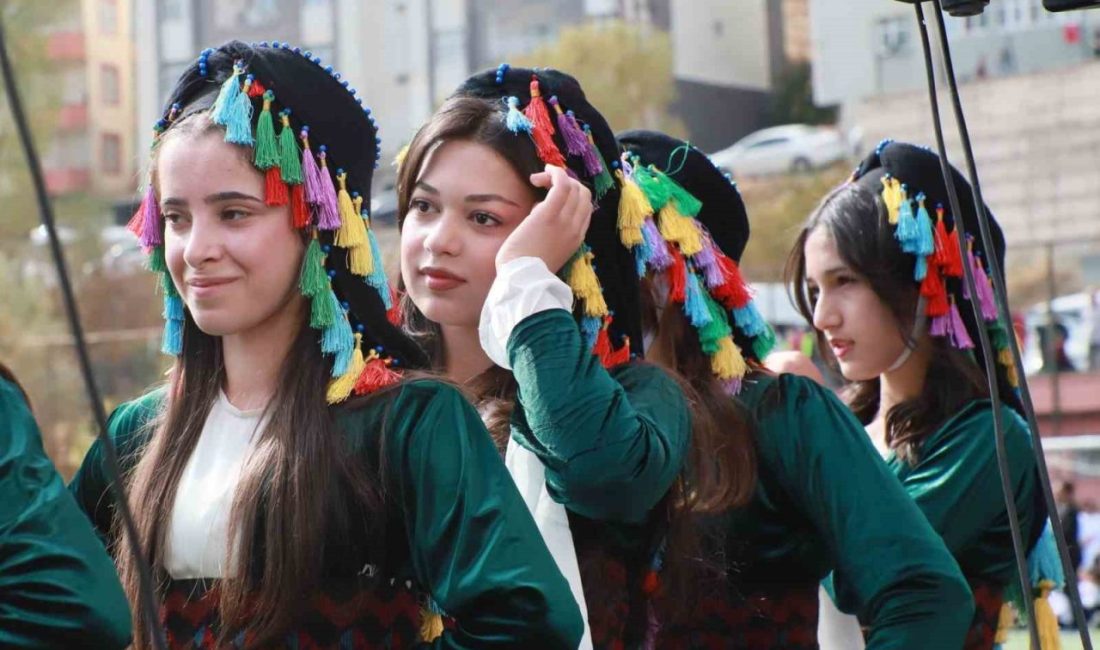 Hakkâri’de, Cumhuriyet’in 102. kuruluş yıl dönümü kutlamaları büyük bir coşkuya