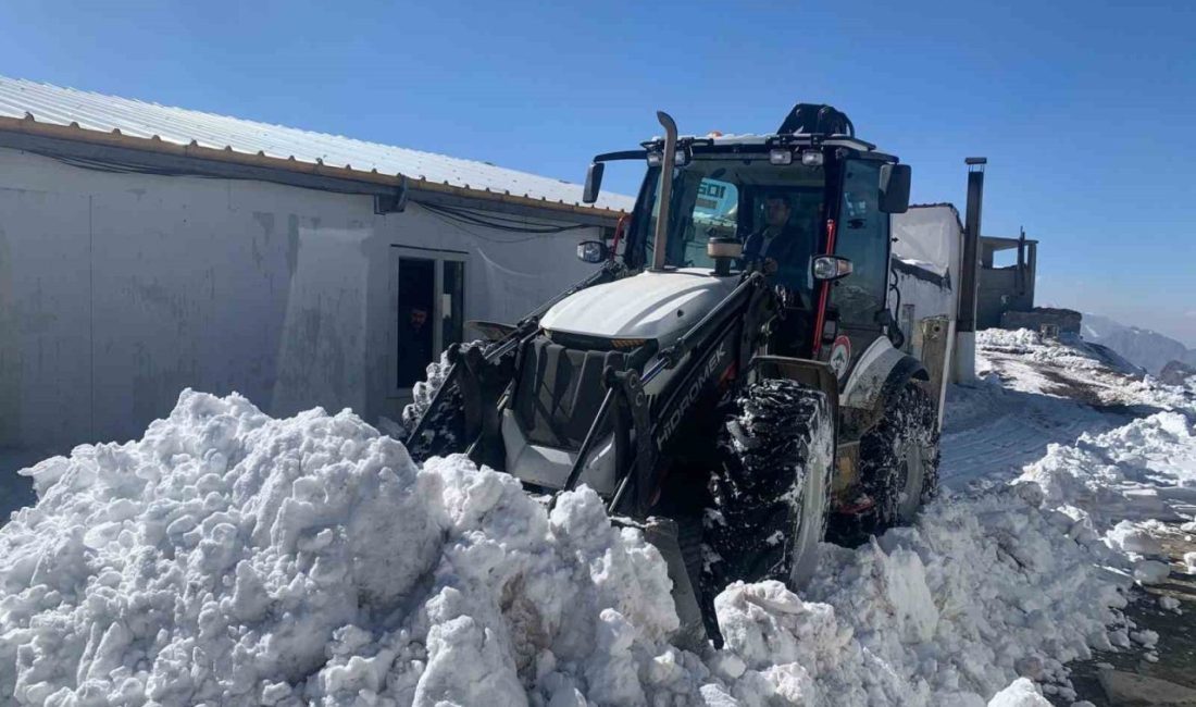 Hakkari’nin Yüksekova ilçesinde, kar yağışı nedeniyle kapanan Varkavik Tepe Üs