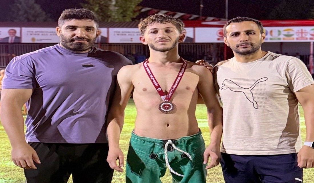 Kahramanmaraş’ta düzenlenen Büyükler Şalvar Güreşi Türkiye Şampiyonası’nda Hakkârili Bedirhan Durğun,