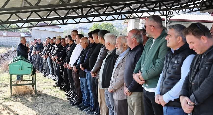 Halı sahada rahatsızlanan üniversiteli genç hayatını kaybetti Ordu’da üniversite öğrencisi genç, halı sahada aniden rahatsızlanmasının ardından kaldırıldığı