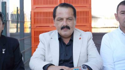 Antalya’da Halk Ekmek fabrikasında çalışanların ekmek teknesine ayakla bastığı, yerden