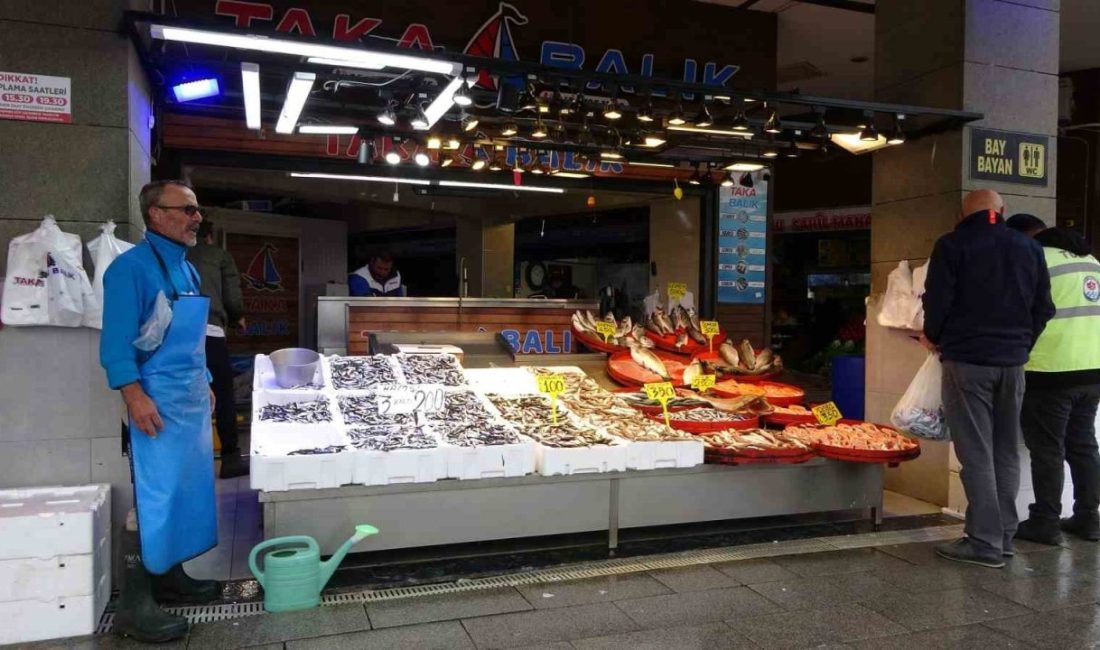 Hamside tuzlama zamanı Karadeniz’de havaların soğumasıyla birlikte hamsi bolluğu yaşanıyor. Tezgâhlarda 3 kilosu