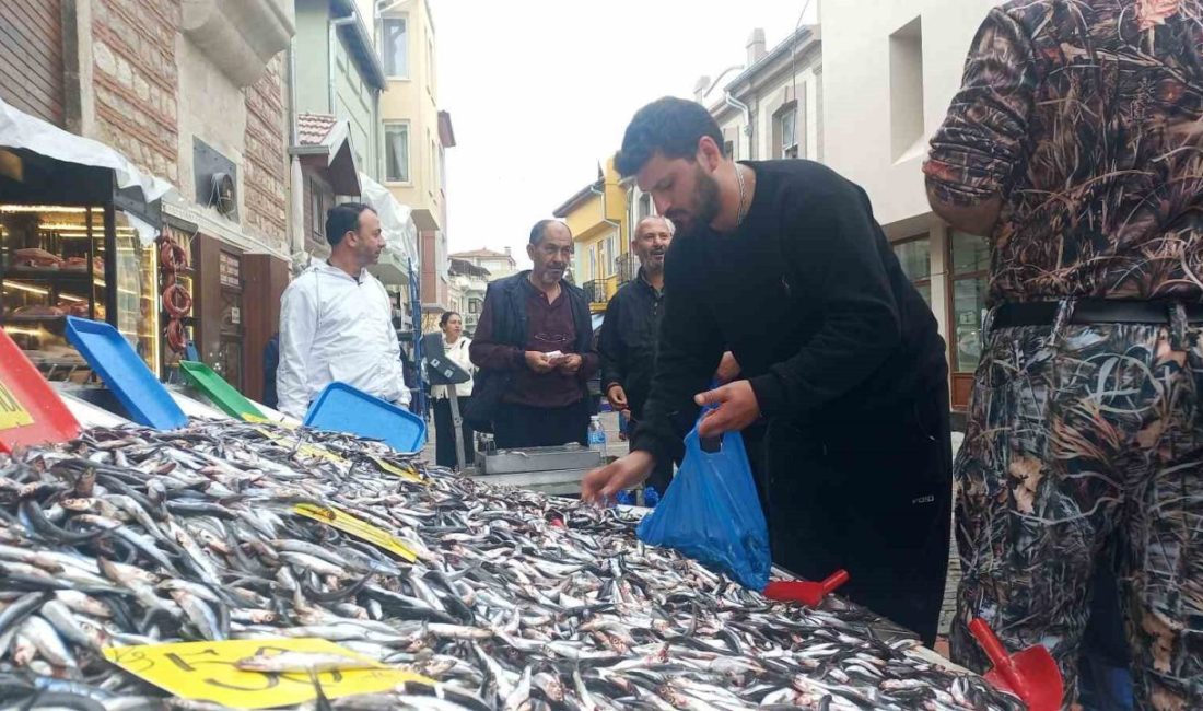 Karadeniz’den gelen taze hamsinin kilosu 50 liraya kadar düşünce, bazı
