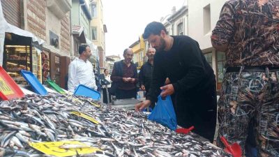 Karadeniz’den gelen taze hamsinin kilosu 50 liraya kadar düşünce, bazı