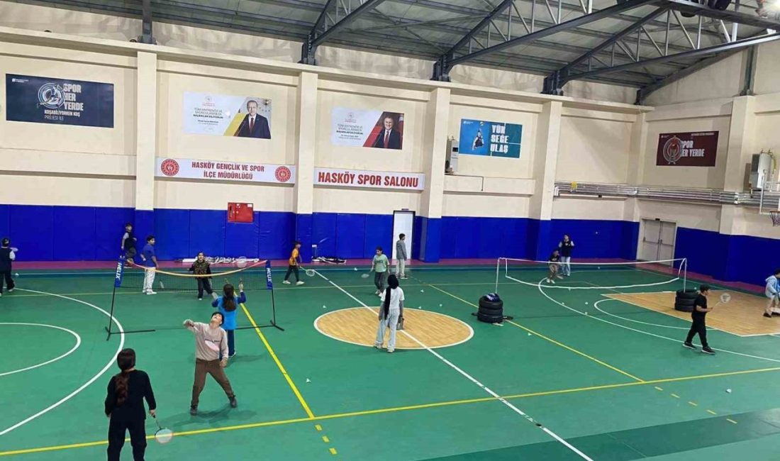 Hasköy’de badminton antrenmanları yoğun katılımla sürüyor MUŞ (İHA) – Muş’un Hasköy Gençlik ve Spor İlçe Müdürlüğü