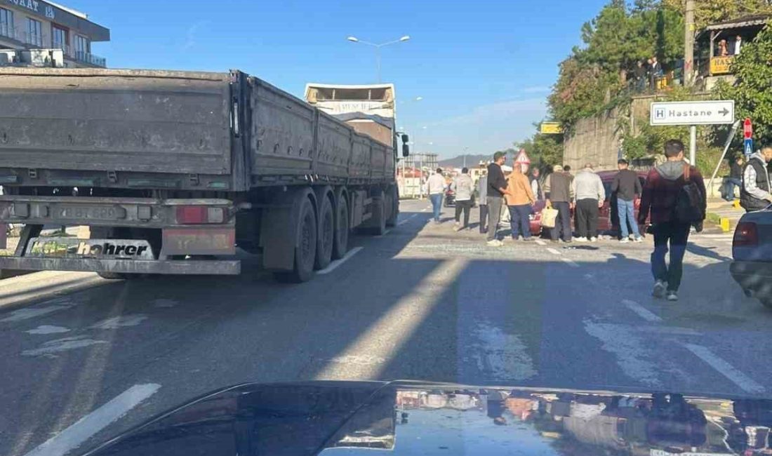 Bartın’da hastane girişinde tır ile otomobilin çarpıştığı kazada 2 kişi