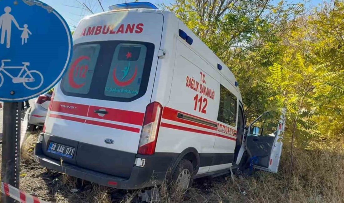 Aksaray’da kazadan aldığı yaralıları hastaneye götüren ambulans ile hastaneye giden