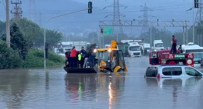 Hatay’da denizde hortum çıktı, karada etkili olan yağış sele neden oldu Hatay’da etkili olan yağış sele neden olurken, Payas ilçesinde eğitime