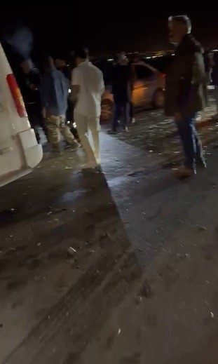 Hatay’da yolcu minibüsü traktöre çarptı: 15 yaralı Hatay’da meydana gelen kazada yolcu minibüsü, bir traktörün römorkuna arkadan
