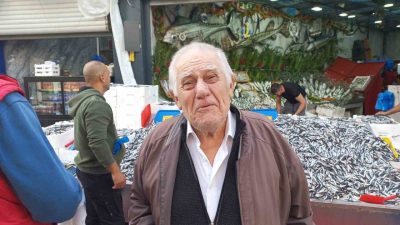 Havaların soğumasıyla birlikte hamsi bolluğu yaşanıyor. Edirne’de balık tezgahlarında hamsinin