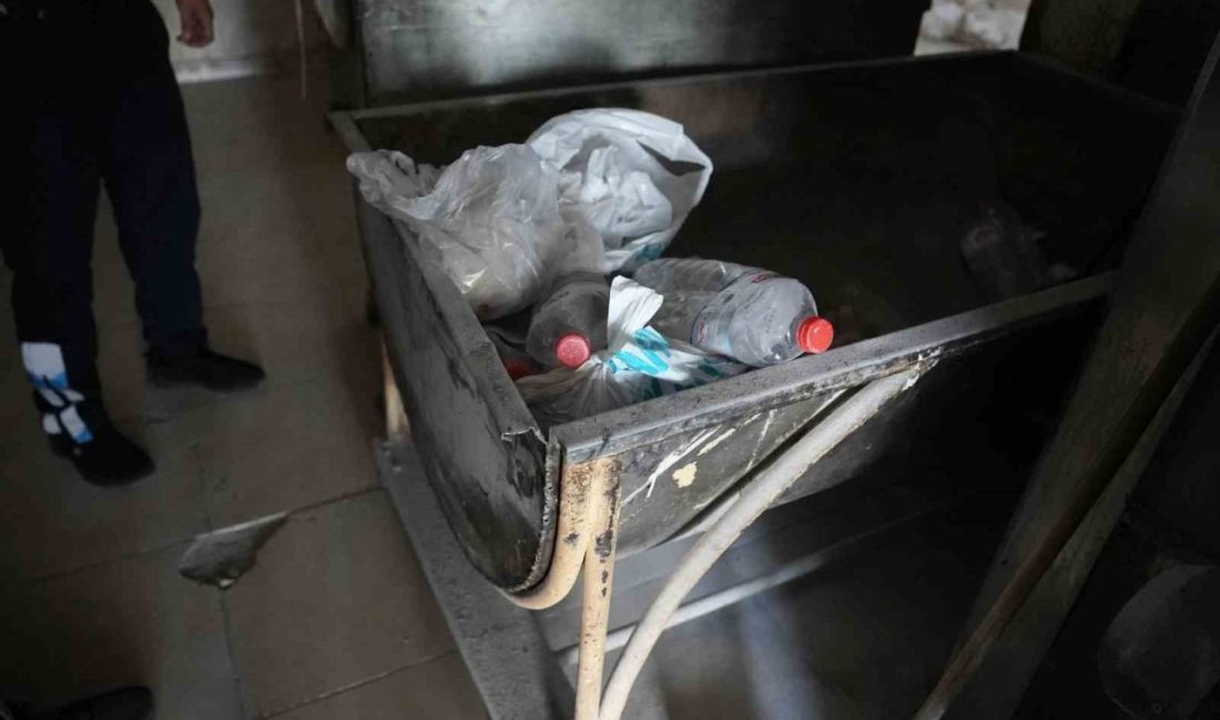 Hijyen kurallarına uymayan 2 fırın kapatıldı Mersin’in Erdemli ilçesinde zabıta ekiplerinin yaptığı denetimde hijyen kurallarına uymadığı
