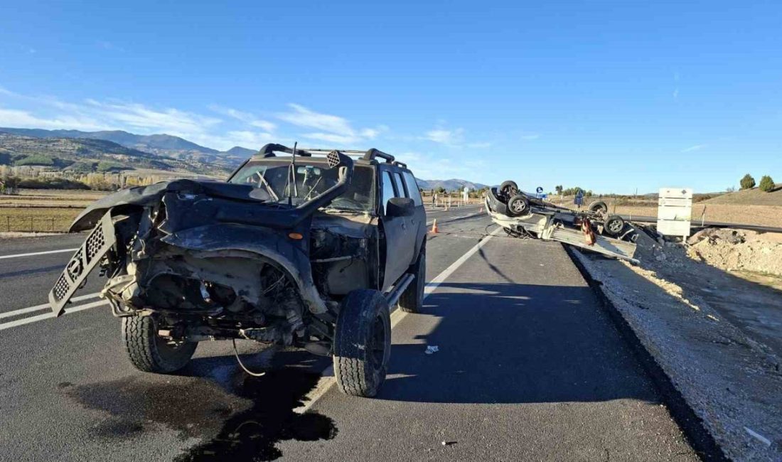 Kütahya’nın Hisarcık ilçesinde, kamyonet ile arazi aracının çarpışması sonucu meydana