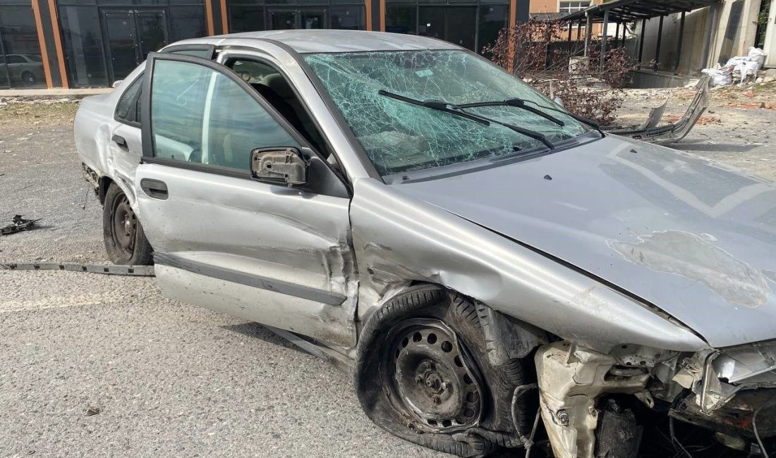 Hurdaya dönen otomobilden yaralı kurtuldu Bursa’nın Mudanya ilçesinde sürücüsünün direksiyon hakimiyetini kaybettiği otomobilin park halindeki