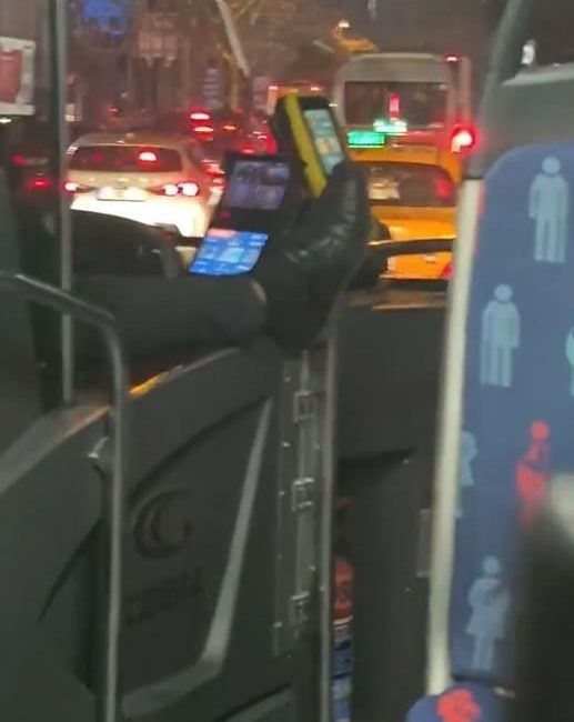 İstanbul’un Mecidiyeköy ilçesinde bir İETT otobüsünde şoförün ayağını akbil basma